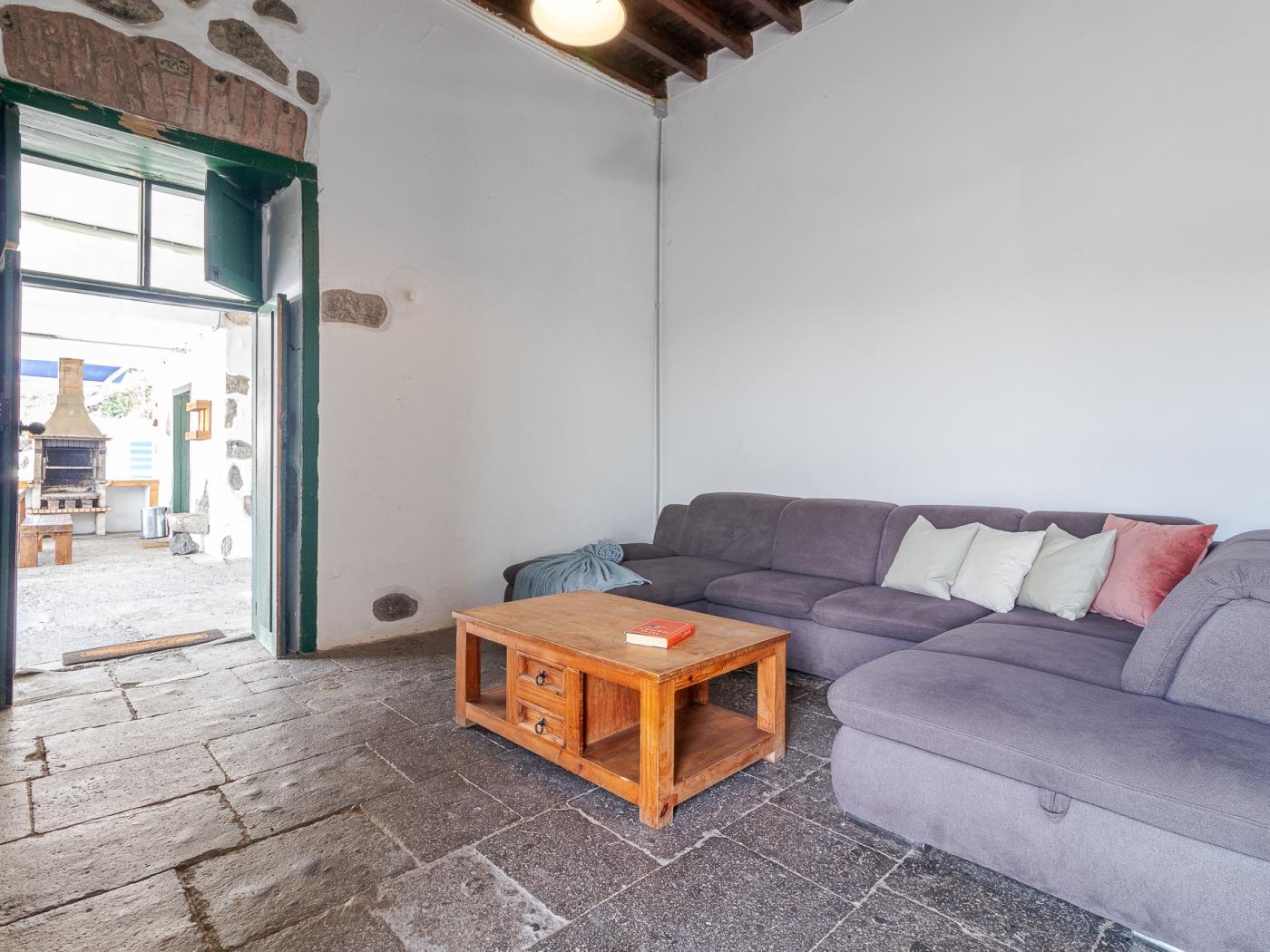 Charming Canarian House | Pool and Jacuzzi | Up to 9 People in Las Palmas de Gran Canaria