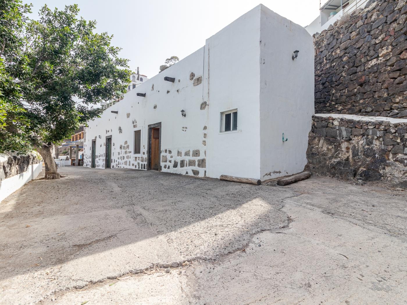 Charming Canarian House | Pool and Jacuzzi | Up to 9 People in Las Palmas de Gran Canaria